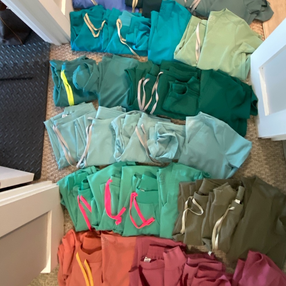 WEAR FIGS SCRUB COLLECTION - ALL COLORS 💕 - Picture 7 of 14